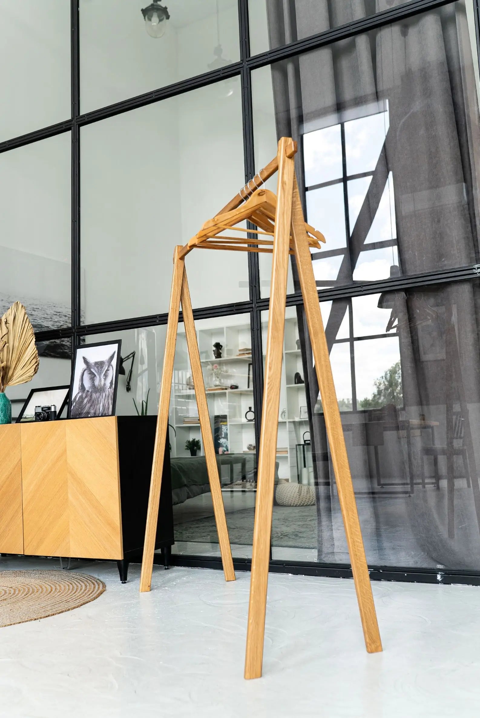 Natural wooden hanger with curved edges – prevents creases and supports garment shape