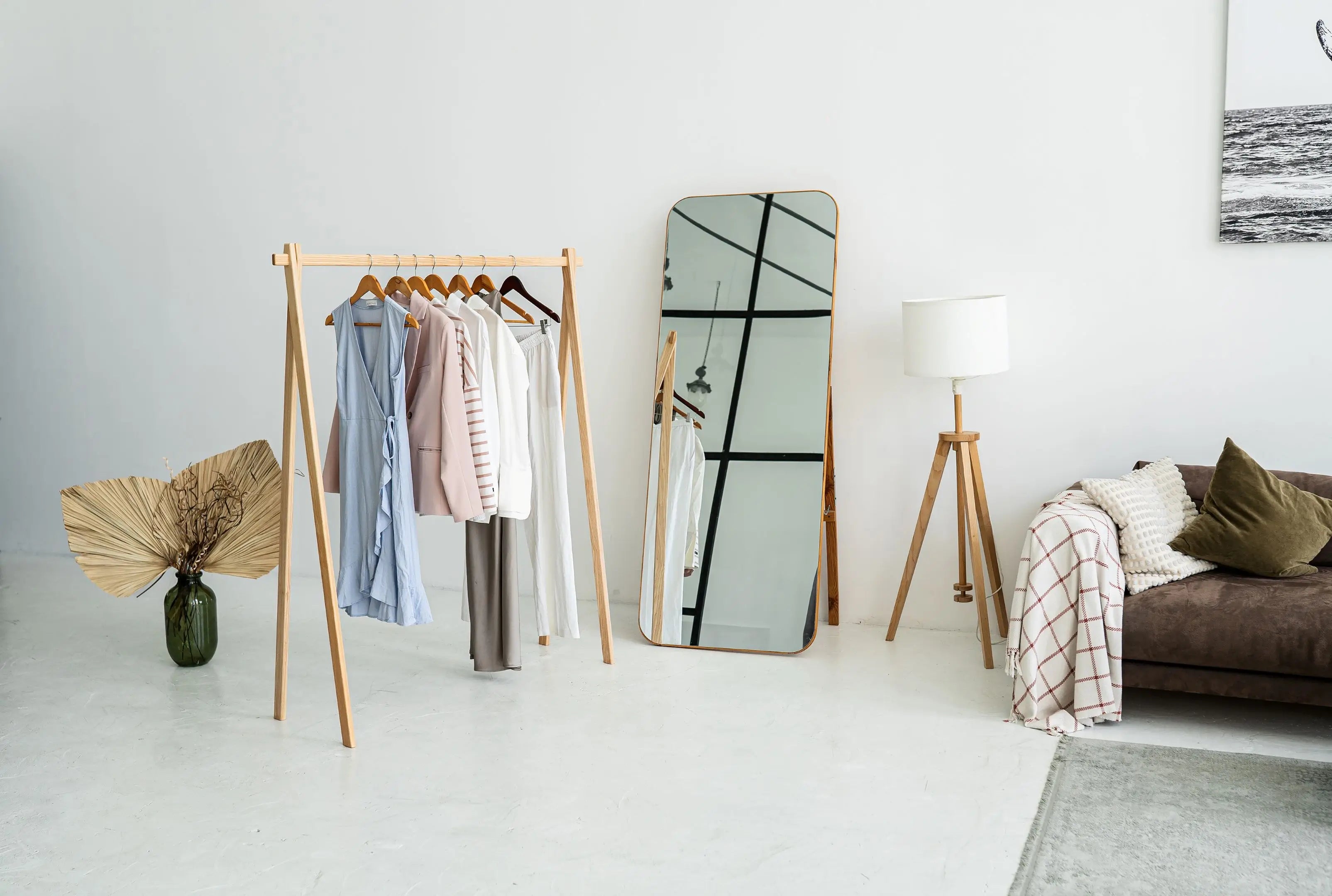 Compact wooden clothing rack – space-saving and decorative solution for small spaces
