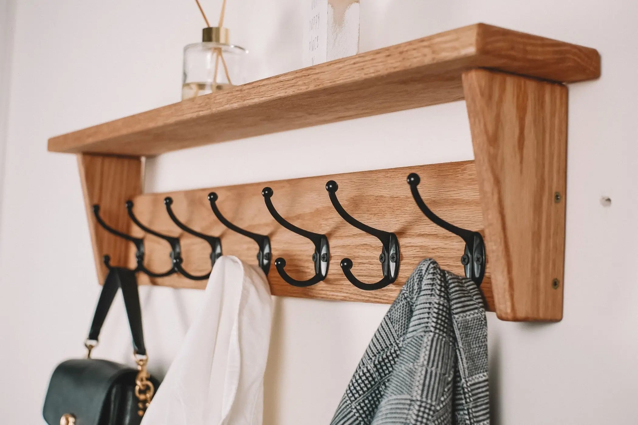 Space-saving coat rack with built-in shelf – perfect for small entryways or mudrooms