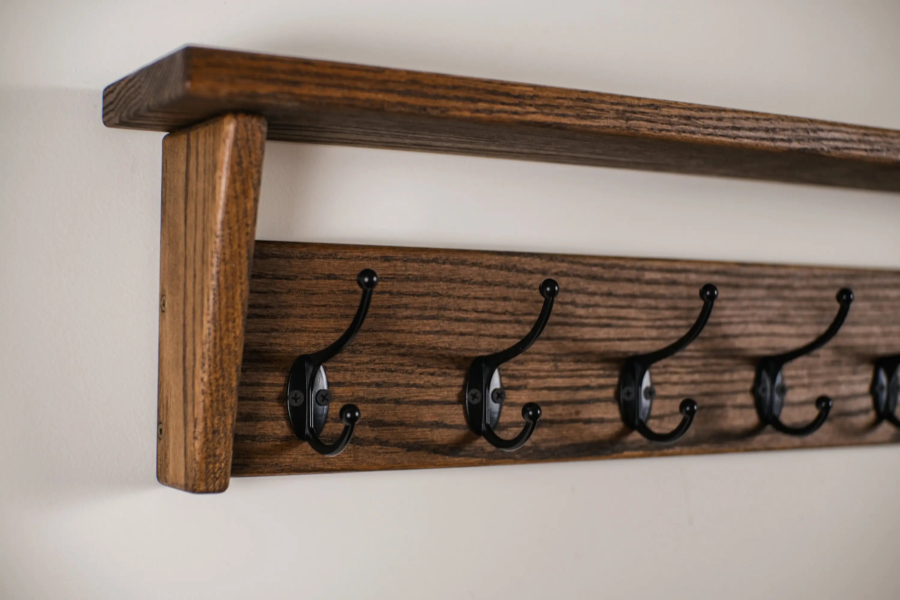 Natural wood coat rack with hooks and display shelf – functional and stylish wall unit