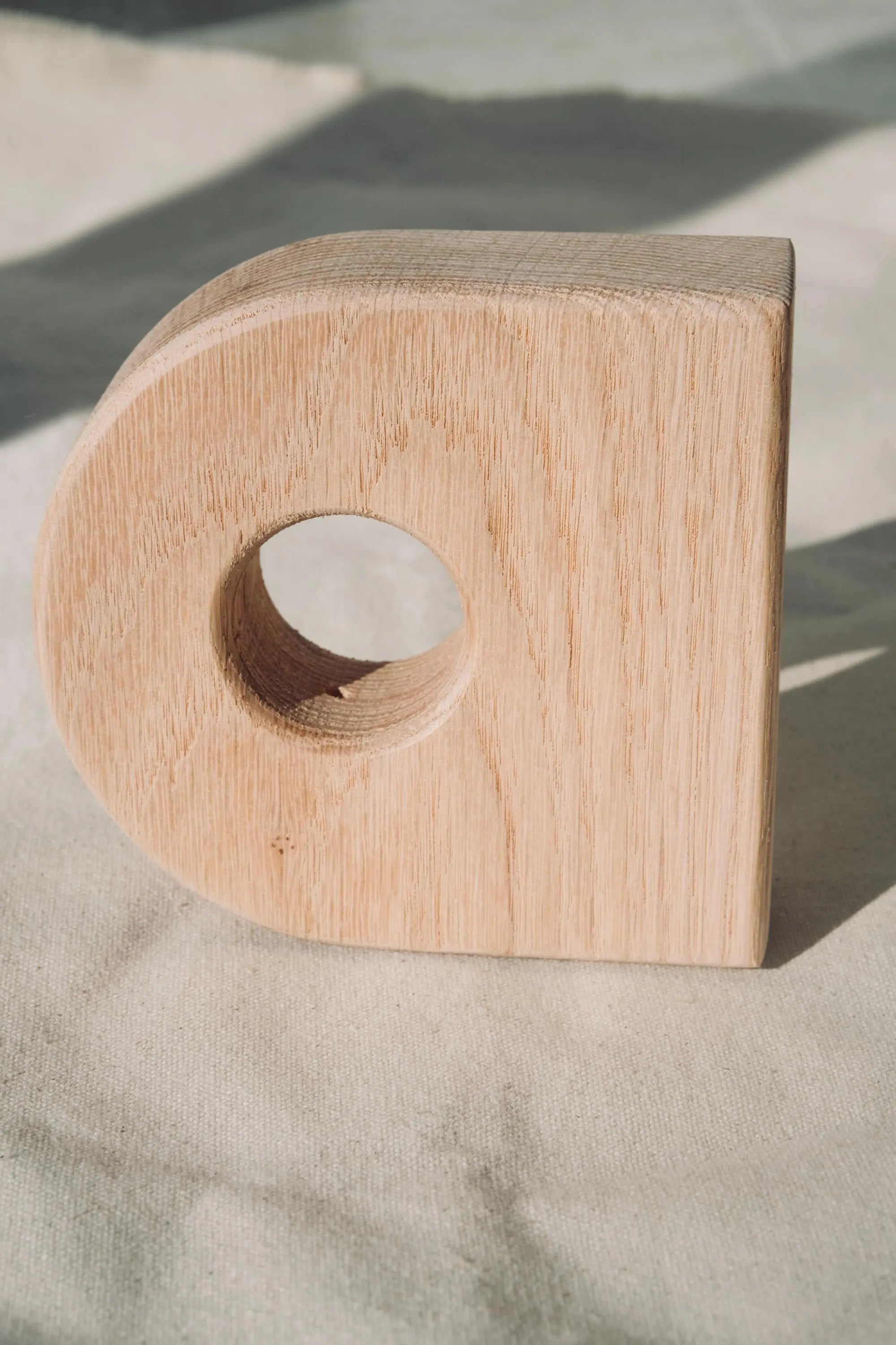 Natural wood curtain rod and circular brackets – minimalist design for home interiors